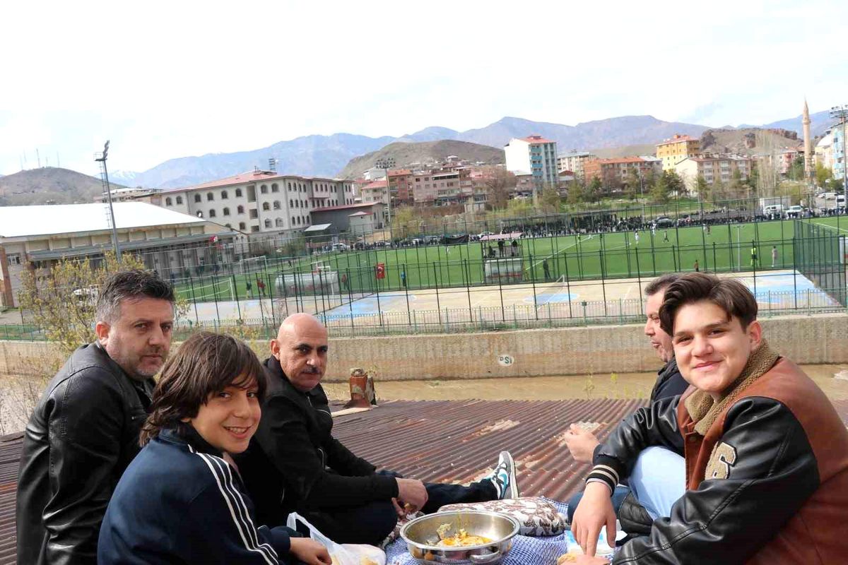Çatıda kaygana yiyerek maç izlediler