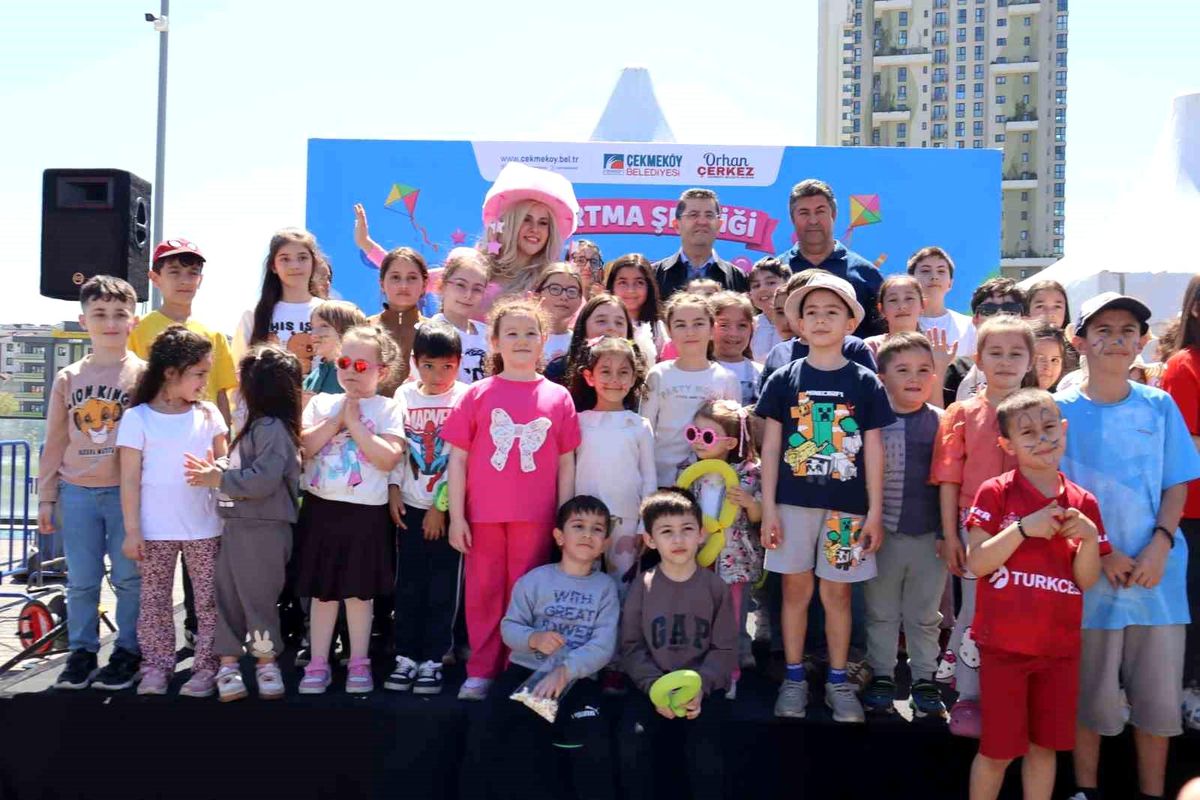 Çekmeköy\'de gökyüzü çocukların bayramına sahne oldu