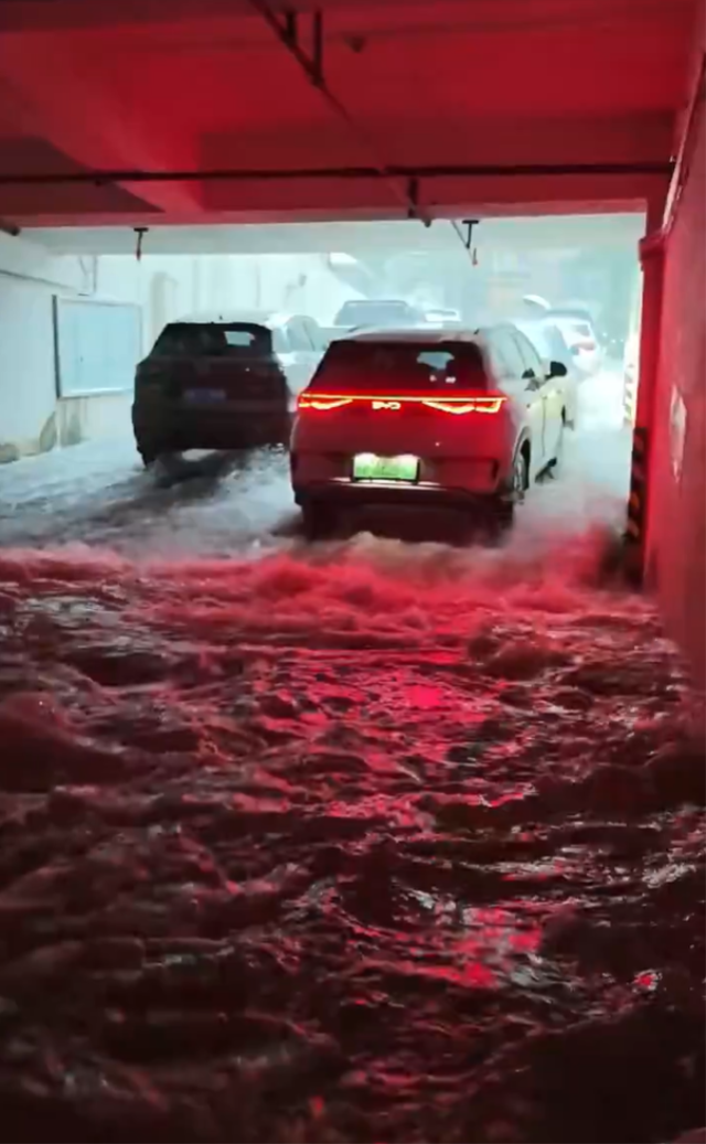 Çin'in Qinzhou şehri tamamen sulara gömüldü