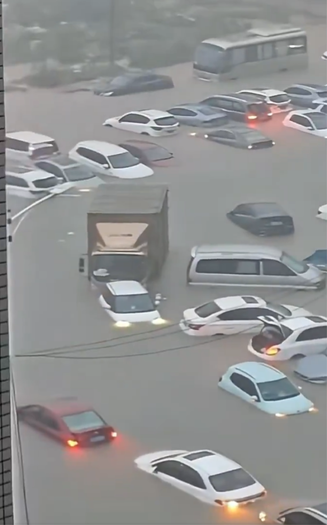 Çin'in Qinzhou şehri tamamen sulara gömüldü