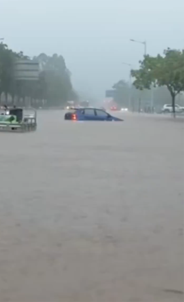 Çin'in Qinzhou şehri tamamen sulara gömüldü