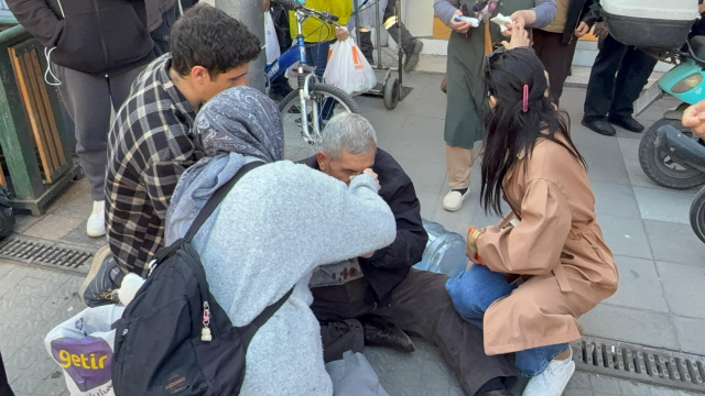 Çocuğun attığı yumrukla yaşlı adam kanlar içinde yere yığıldı