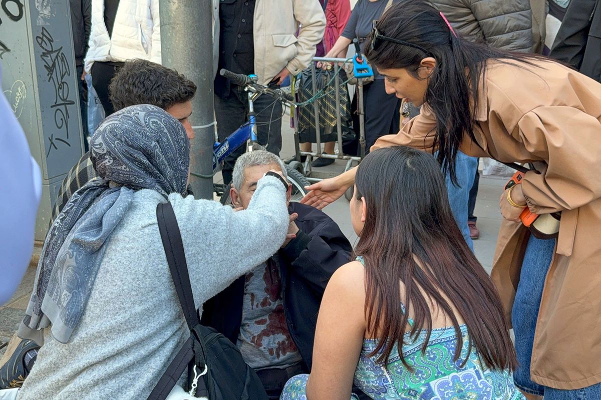 Çocuğun attığı yumrukla yaşlı adam kanlar içinde yere yığıldı