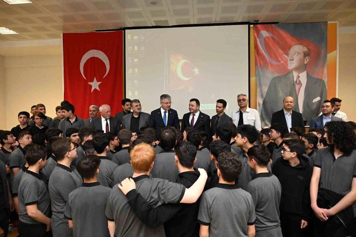 Çopuroğlu, Kariyer Günleri\'nde öğrencilerle buluştu