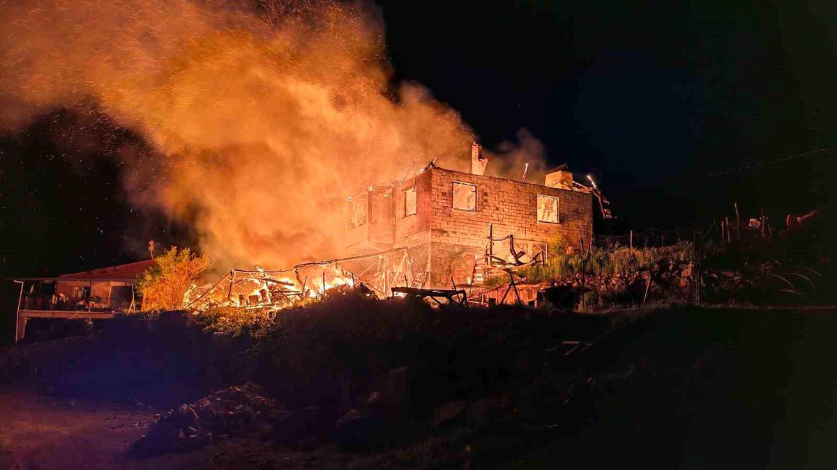 Demirci\'de yangın: Ev kullanılamaz hale geldi