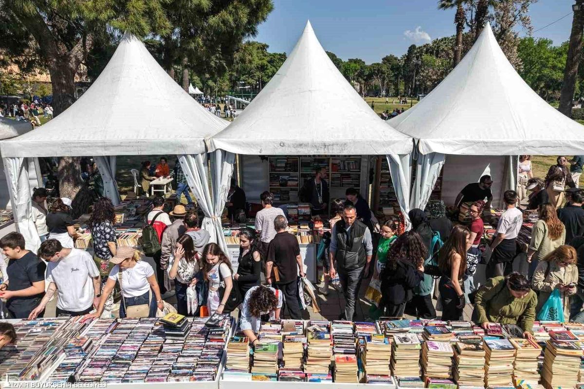 Edebiyatın kalbi İzmir Kültürpark\'ta attı