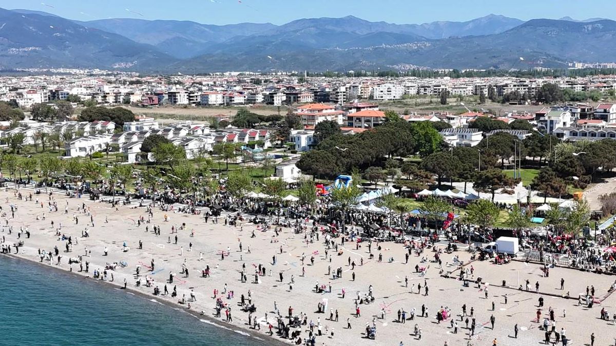 Edremit Belediyesi Geleneksel Uçurtma Şenliği yapıldı