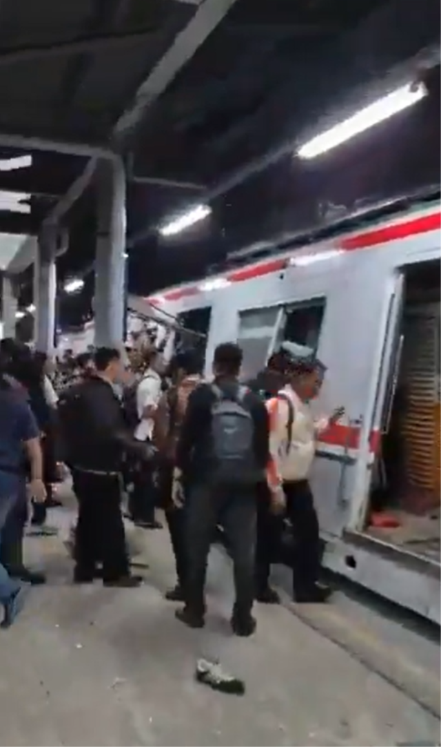 Endonezya’da yolcu trenleri çarpıştı, ölü ve yaralılar var