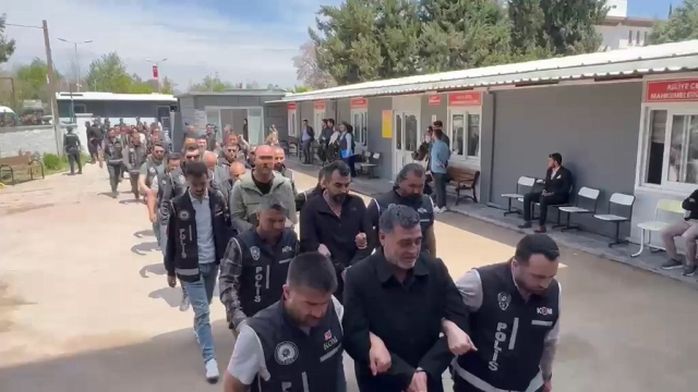 Eski Halfeti Belediye Başkanı Şeref Albayrak, adliyeye götürülürken böyle bağırdı