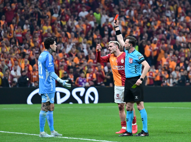 Fener taraftarı derbi sonrası Aziz Yıldırım'ın adını haykırdı