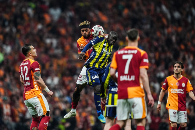 Fener taraftarı derbi sonrası Aziz Yıldırım'ın adını haykırdı