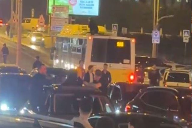 Galibiyet kutlamalarında Galatasaylı taraftar otobüsün üzerinde yolculuk yaptı