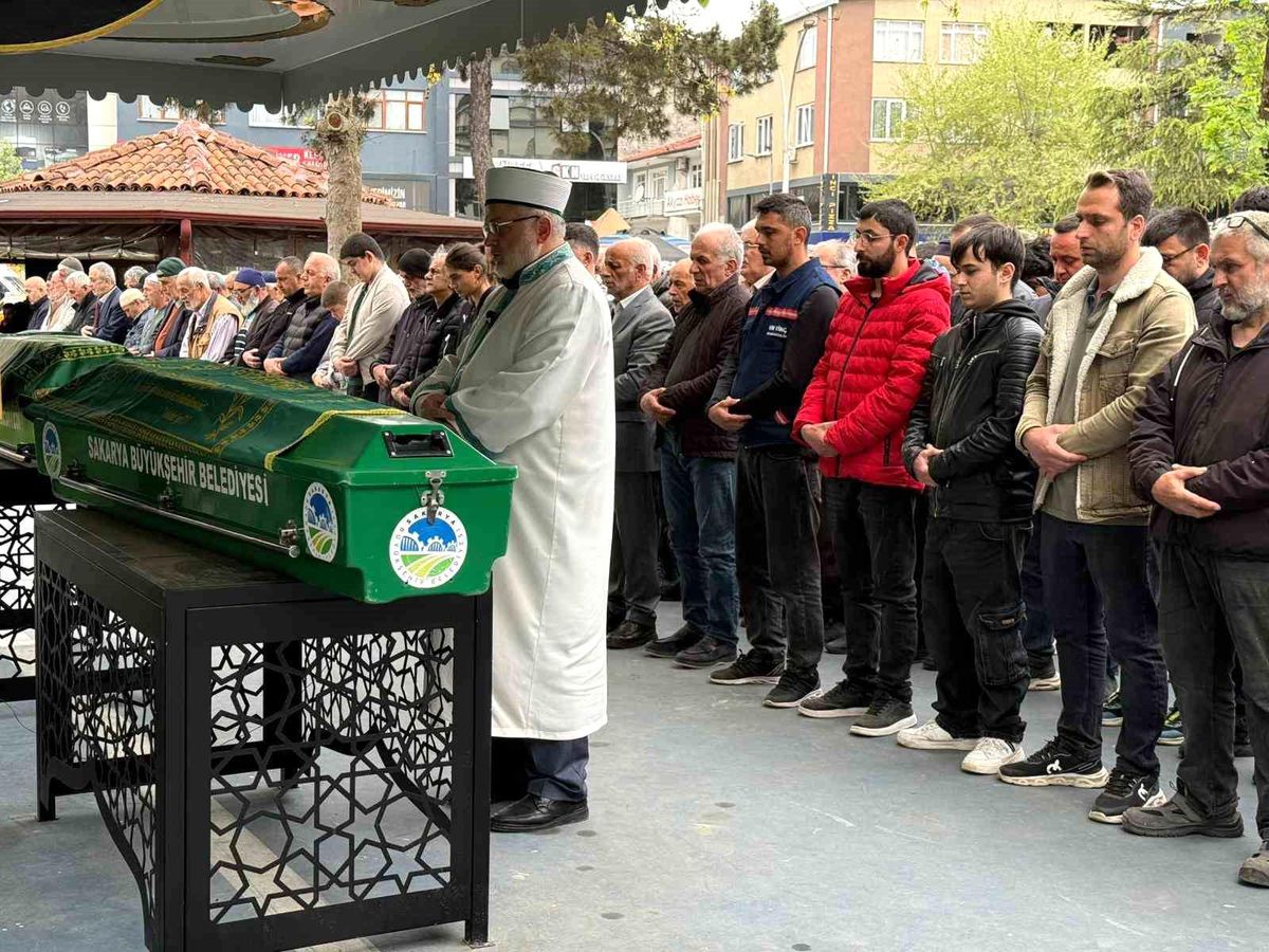 Akyazı\'da Bıçakla Öldürülen Fatih Kurt Uğurlandı