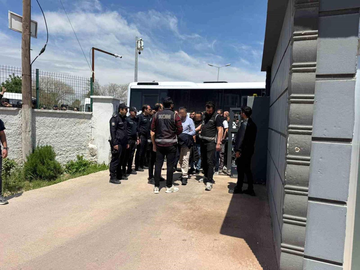 Halfeti Belediyesine operasyonda gözaltına alınan şüpheliler adliyeye sevk edildi