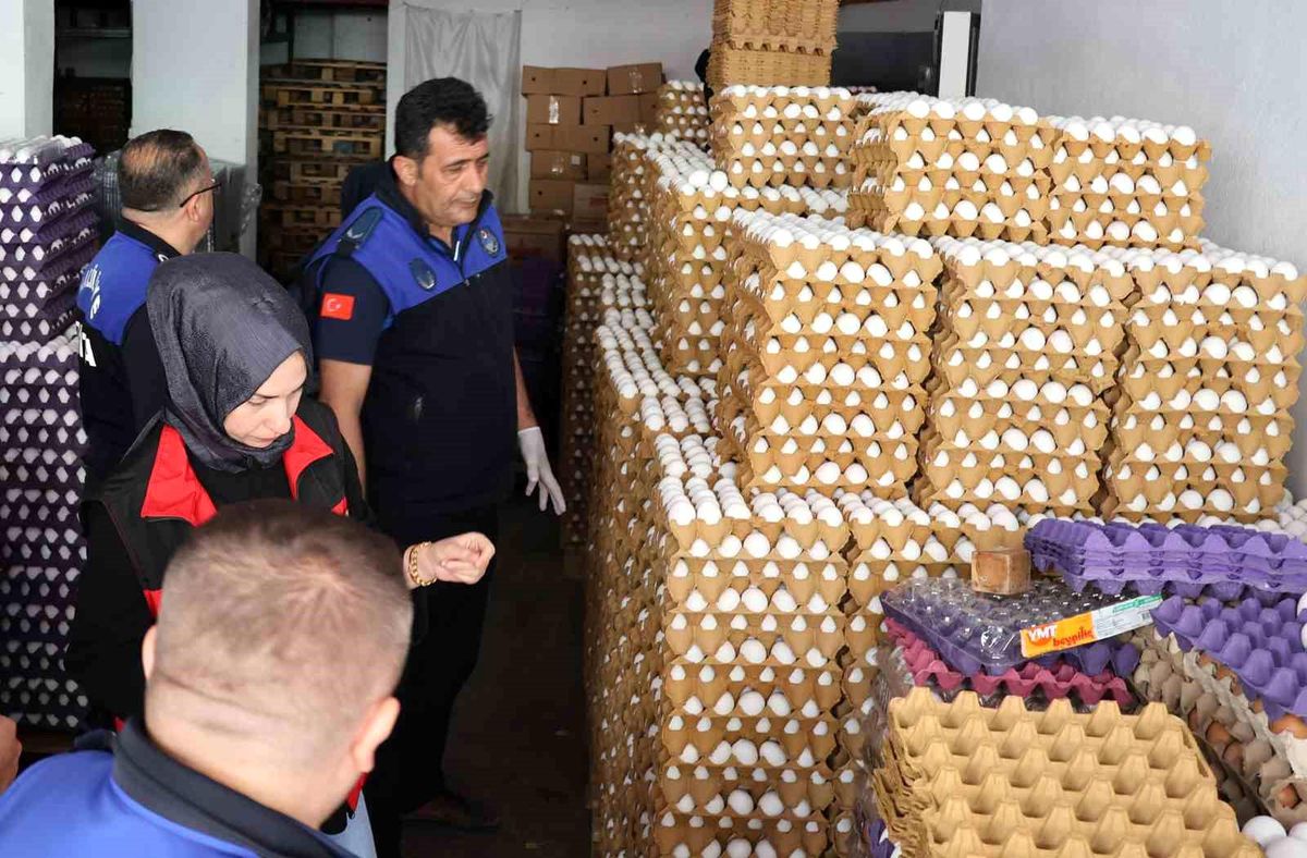 Haliliye\'de sağlıksız depoya baskın: 5 bin koli yumurta imha edildi