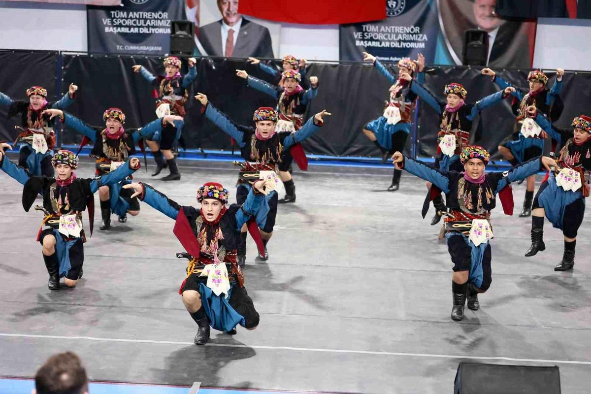 Halk oyunları şöleni Buldan\'da izleyenleri mest etti