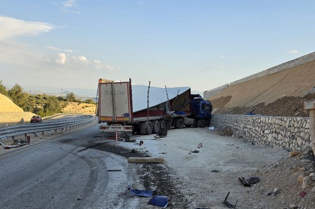 İstinat duvarına çarpan TIR'daki mermerler, otomobildekilerin üzerine düştü; 1 ölü, 3 yaralı