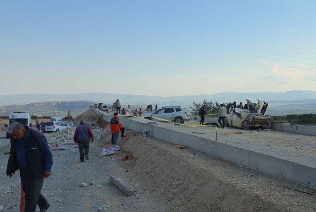 İstinat duvarına çarpan TIR'daki mermerler, otomobildekilerin üzerine düştü; 1 ölü, 3 yaralı