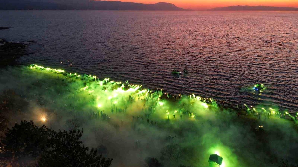 İznik sahili yeşil-beyaza boyandı