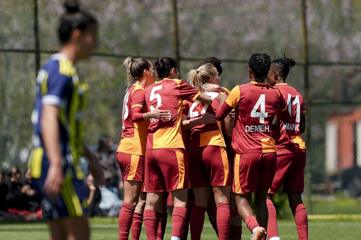 Kadınlar derbisinde inanılmaz son! Galatasaray, Fenerbahçe'yi geriden gelip yendi
