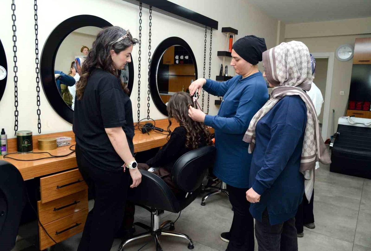 Kadınlar DİSMEK\'te meslek öğreniyor