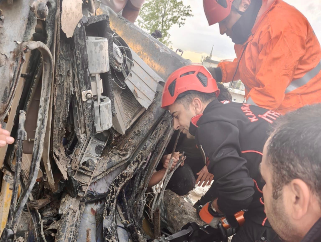 Kahramanmaraş’ta yıkım faciası: Operatör enkaz altında kaldı