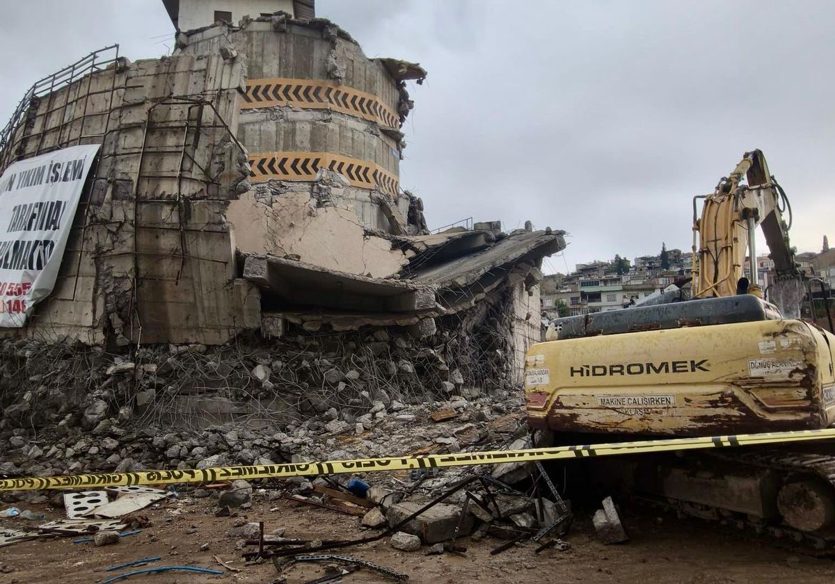 Kahramanmaraş’ta yıkım faciası: Operatör enkaz altında kaldı