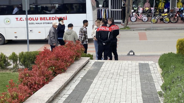 Kız kardeşini erkekle görünce ortalığı savaş alanına çevirdi