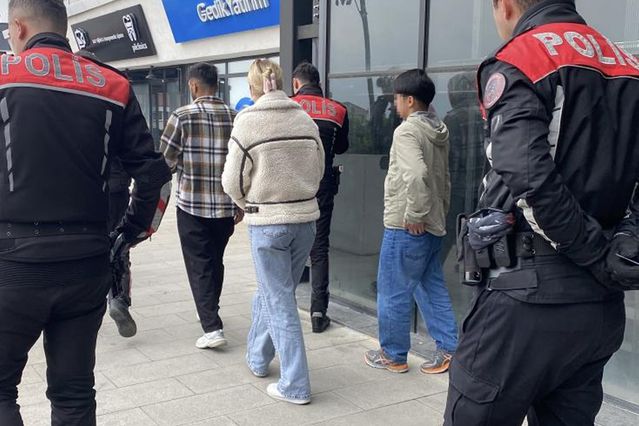 Kız kardeşini erkekle görünce ortalığı savaş alanına çevirdi