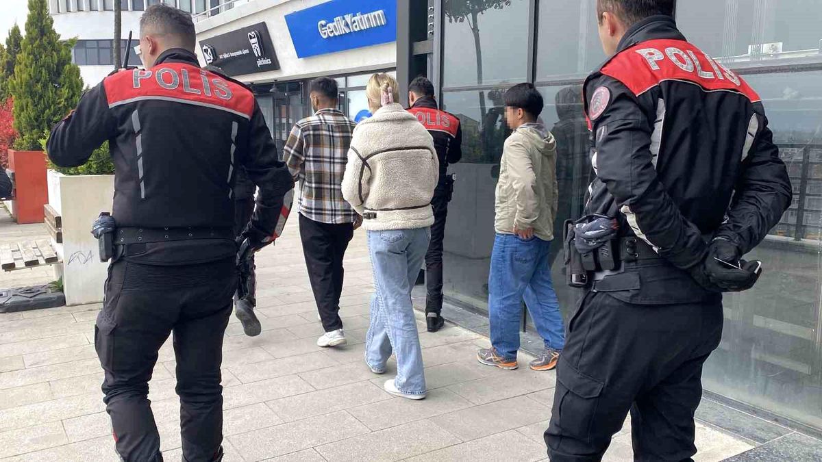 Kız kardeşini kafede bir erkekle görünce ortalığı birbirine kattı