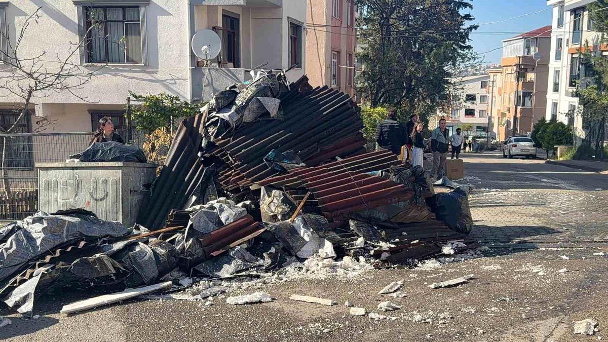 Darıca\'da Çatı Yangını Paniğe Neden Oldu