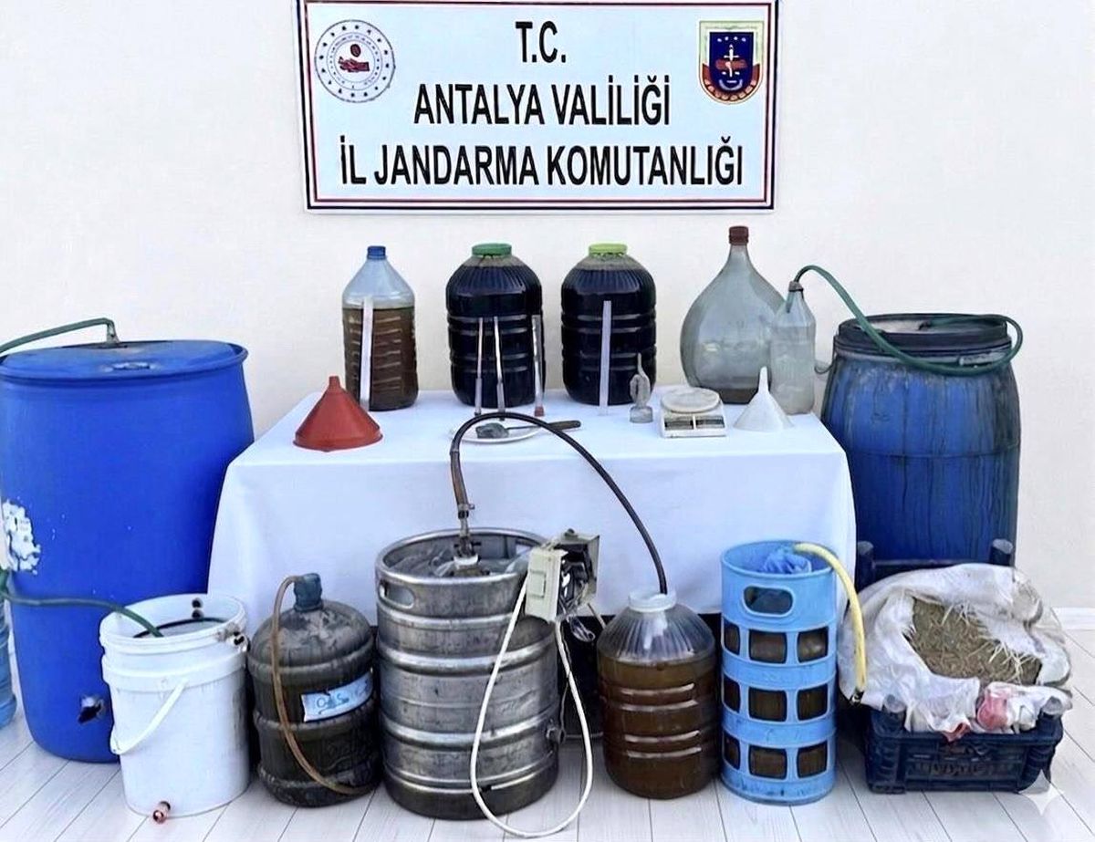 Kumluca\'da Kaçak Alkol Operasyonu