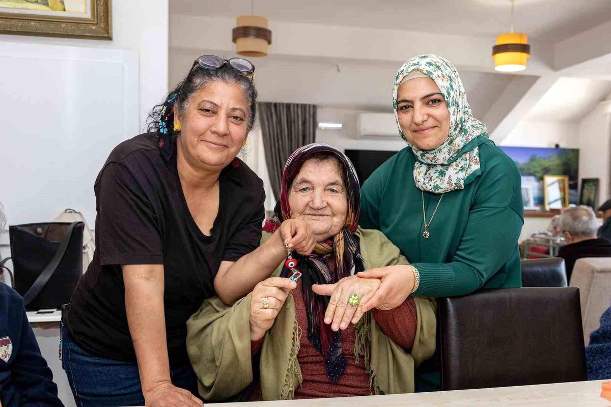 Manavgat\'ta huzurevi sakinlerine yönelik el sanatları etkinliği düzenlendi