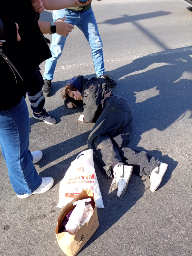 Otomobilin çarptığı üniversite öğrencisi yaralandı