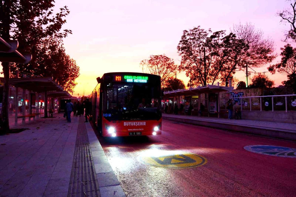 Sakarya\'da metrobüs seferlerine saat ayarı