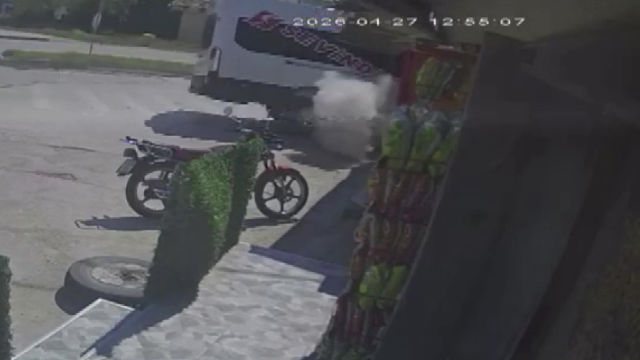 Alkollü sürücünün minibüsü kaldırıma çarptı, 2 genç kız ölümden saniyelerle kurtuldu