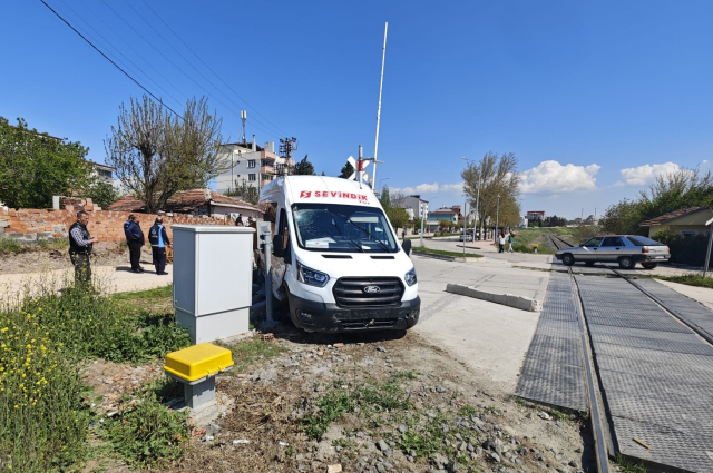 Alkollü sürücünün minibüsü kaldırıma çarptı, 2 genç kız ölümden saniyelerle kurtuldu