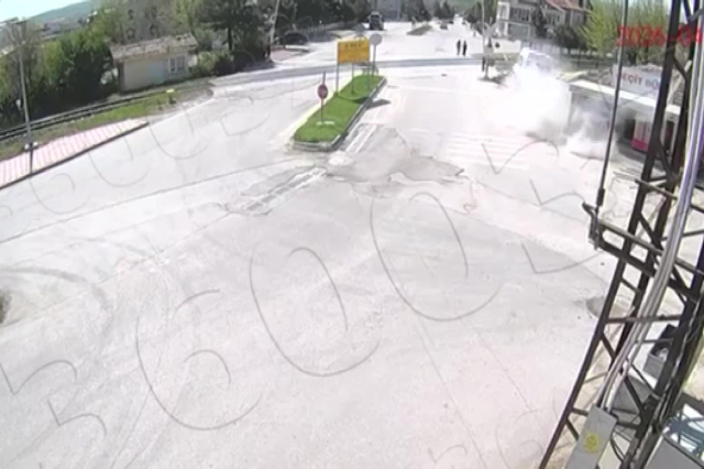 Alkollü sürücünün minibüsü kaldırıma çarptı, 2 genç kız ölümden saniyelerle kurtuldu