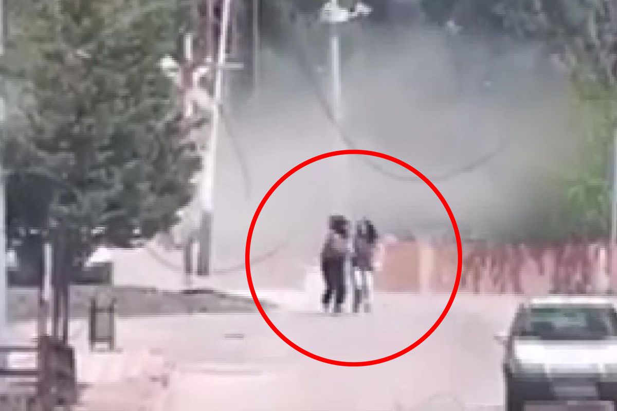 Alkollü sürücünün minibüsü kaldırıma çarptı, 2 genç kız ölümden saniyelerle kurtuldu