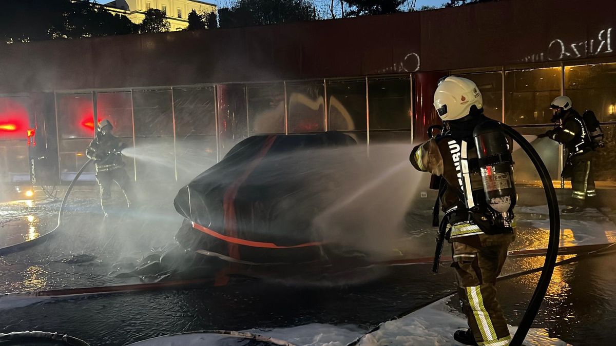 Şişli\'de Park Halindeki Cipte Yangın Çıktı