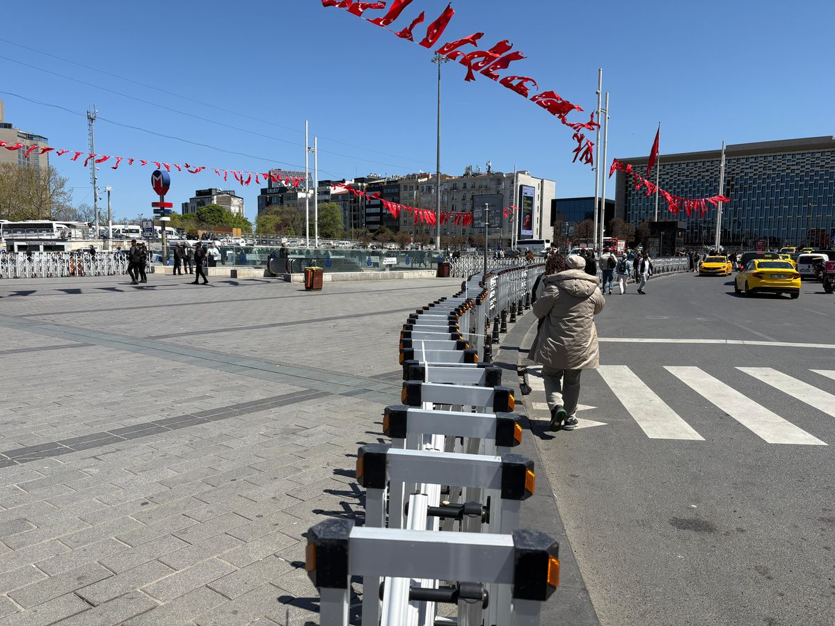 Taksim metro istasyonu ikinci bir duyuruya kadar kapatıldı, polis toplanan kalabalığa müdahale etti