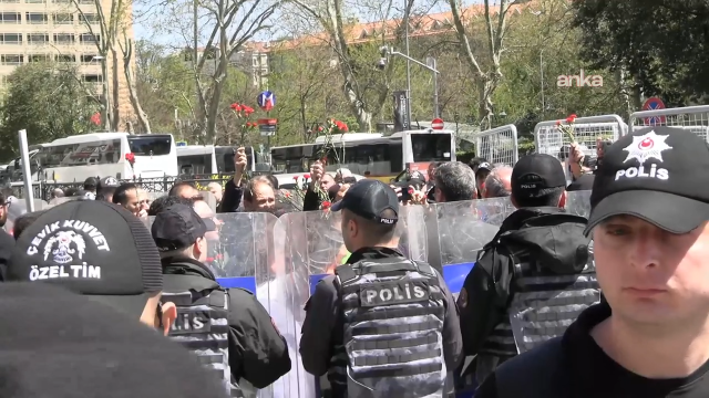 Taksim metro istasyonu ikinci bir duyuruya kadar kapatıldı, polis toplanan kalabalığa müdahale etti
