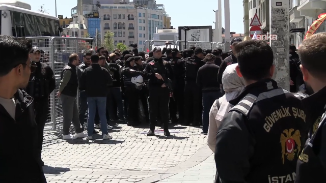 Taksim metro istasyonu ikinci bir duyuruya kadar kapatıldı, polis toplanan kalabalığa müdahale etti