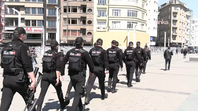 Taksim metro istasyonu ikinci bir duyuruya kadar kapatıldı, polis toplanan kalabalığa müdahale etti