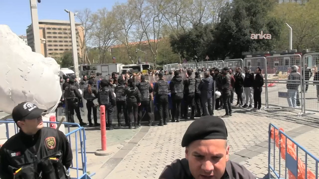 Taksim metro istasyonu ikinci bir duyuruya kadar kapatıldı, polis toplanan kalabalığa müdahale etti