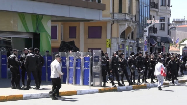 Taksim metro istasyonu ikinci bir duyuruya kadar kapatıldı, polis toplanan kalabalığa müdahale etti