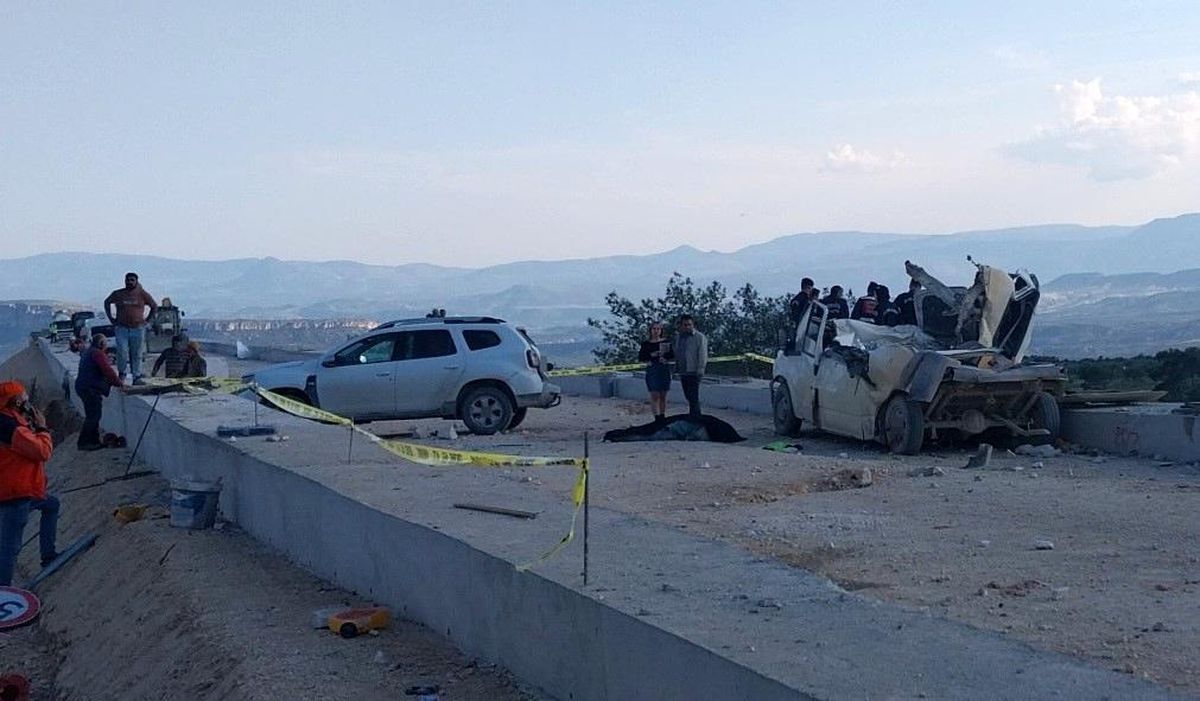 Kaçış Rampasına Çarpan Tırdan Savrulan Mermerler Minibüsü Parçaladı: 1 İşçi Öldü