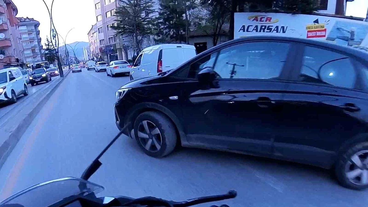 Bolu\'da Hatalı Sollama Yapan Sürücü, Kask Kamerası ile Aşikar Oldu