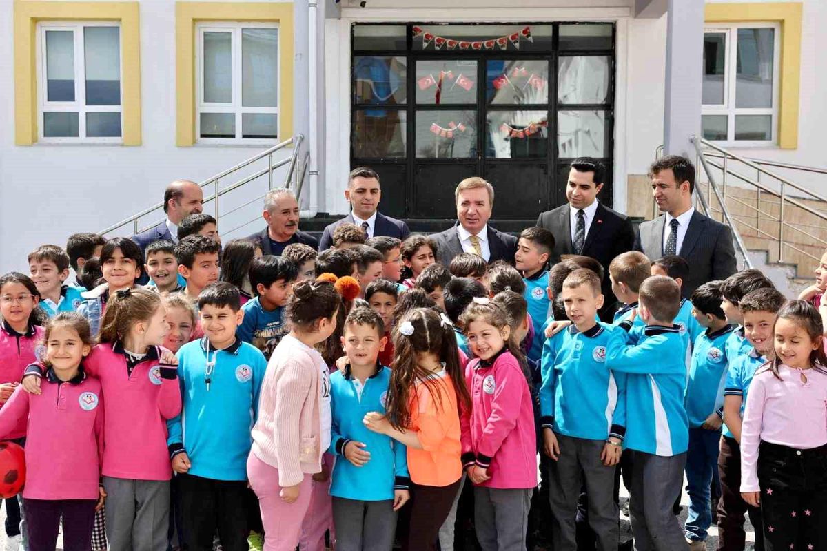 Vali Aydoğdu, Okul Ziyaretinde Bulundu