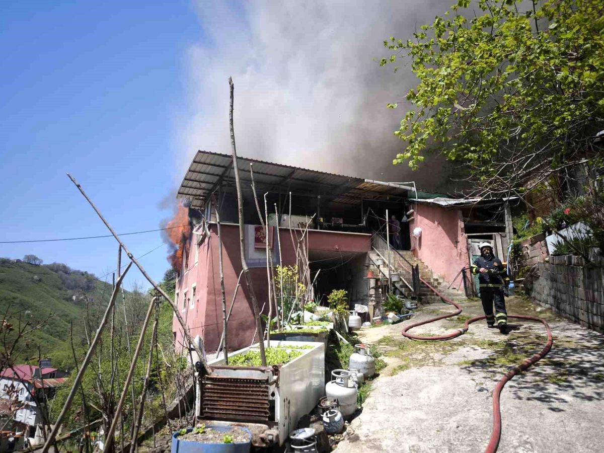 Yangında eşyalar küle döndü, Kur\'an-ı Kerim zarar görmedi